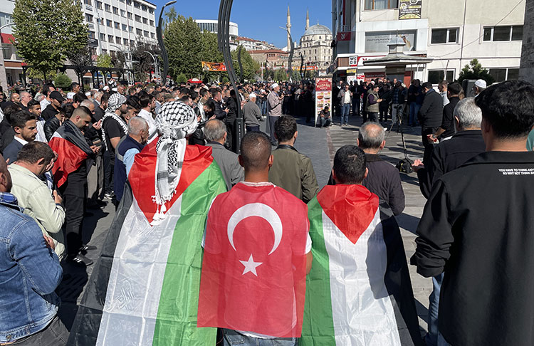 Filistin'de hayatını kaybedenler için gıyabi cenaze namazı kılındı